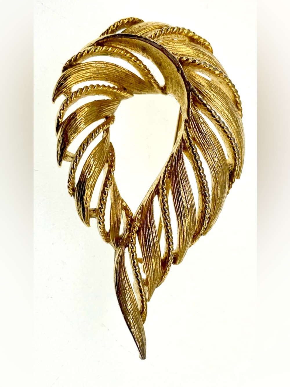 Vintage Lisner Leaf Swirl Brooch Textured Gold Tone Openwork Mid Century Signed